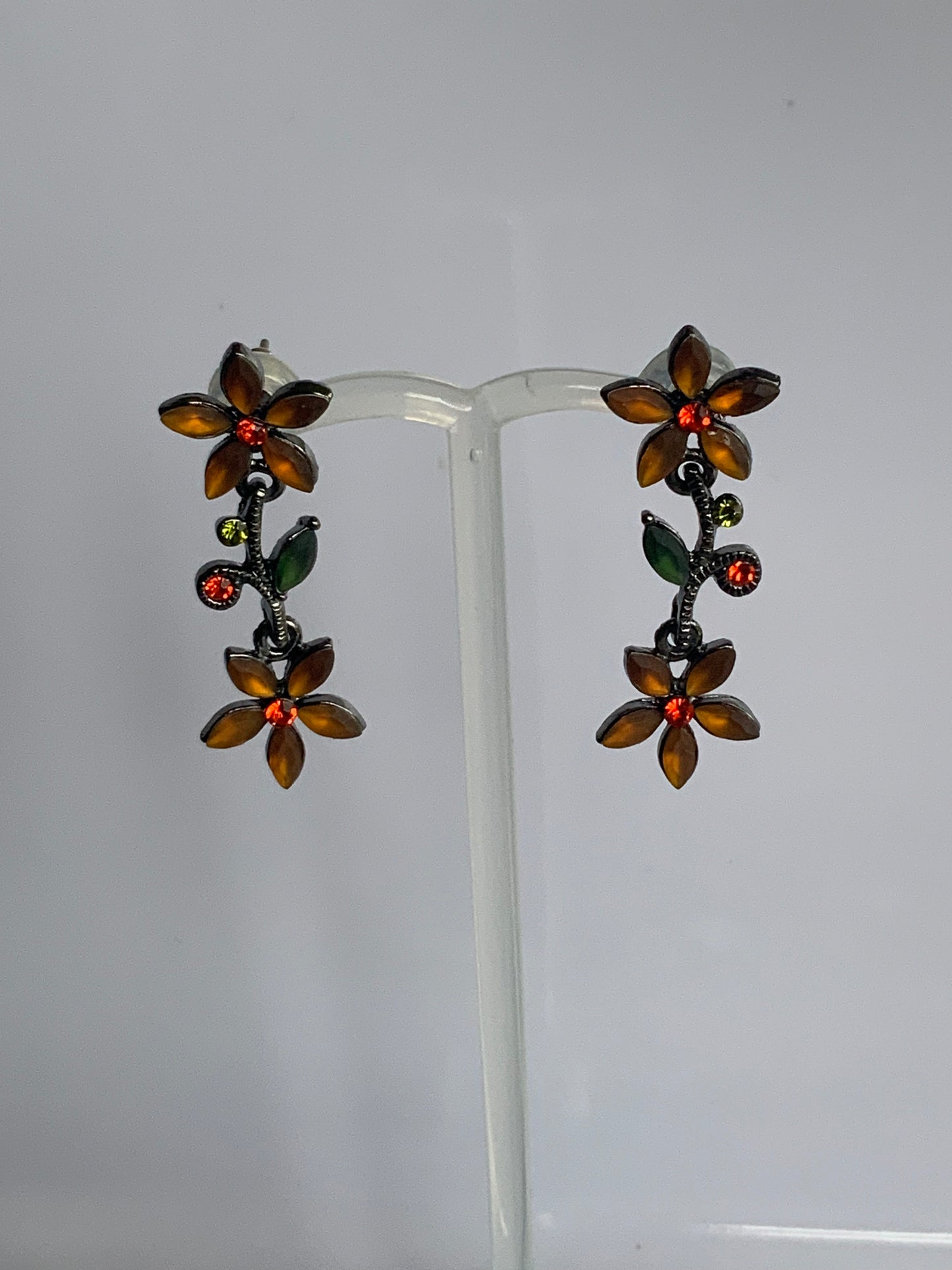 Vintage-Look Boho Floral Dangle Earrings Pierced Orange & Red lovely detailed