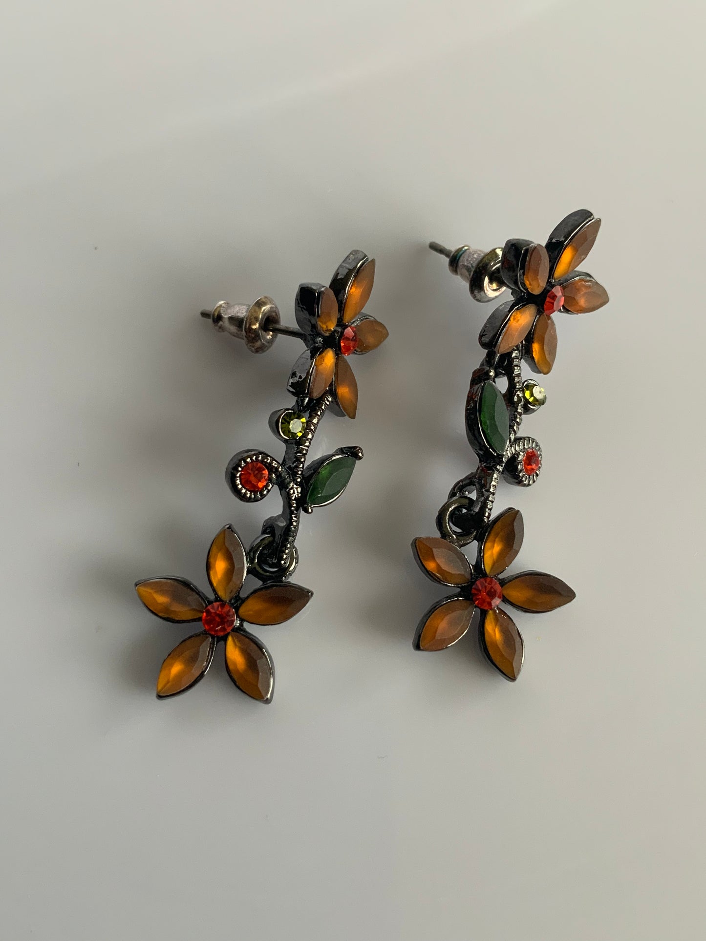 Vintage-Look Boho Floral Dangle Earrings Pierced Orange & Red lovely detailed
