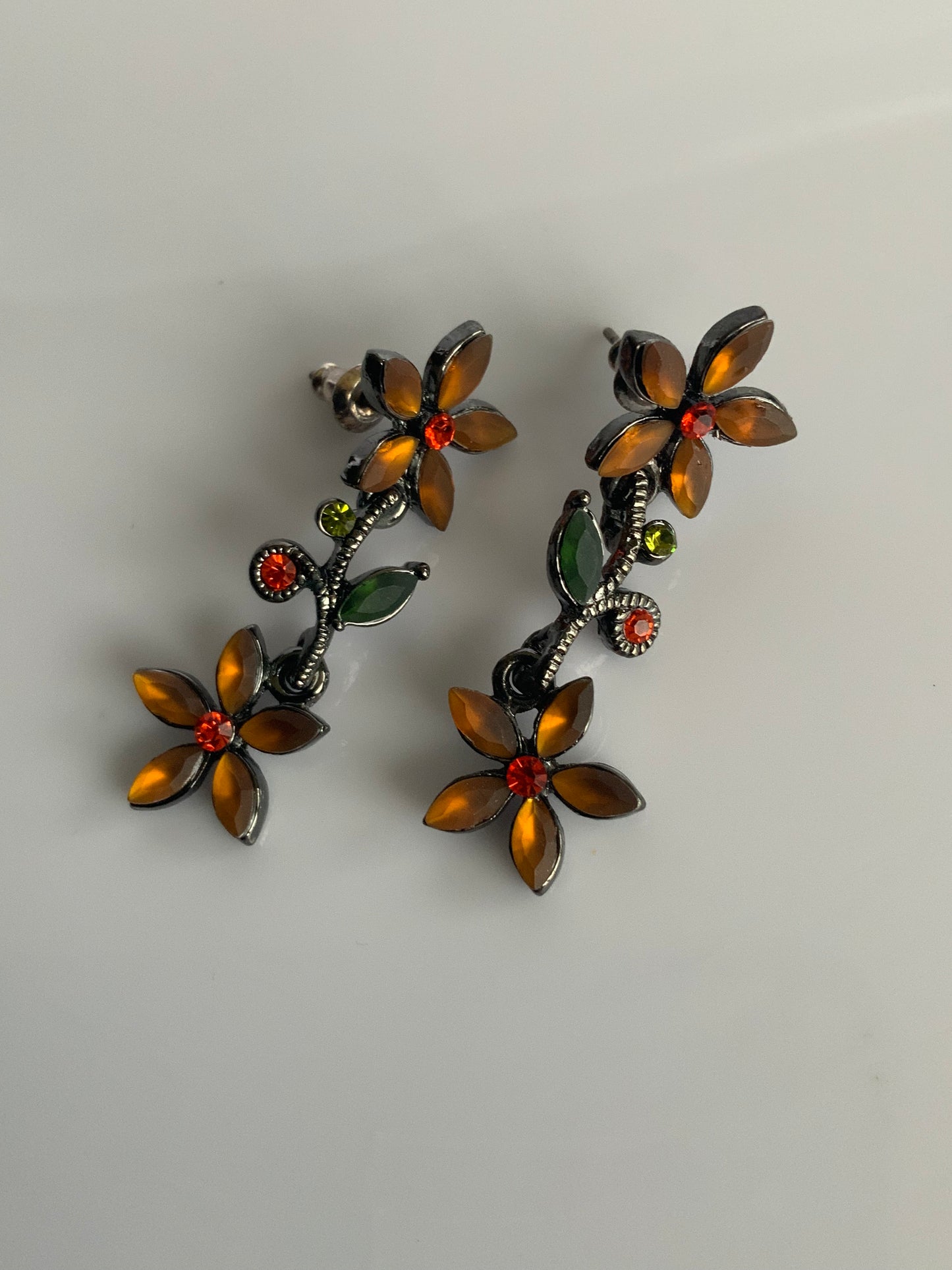 Vintage-Look Boho Floral Dangle Earrings Pierced Orange & Red lovely detailed