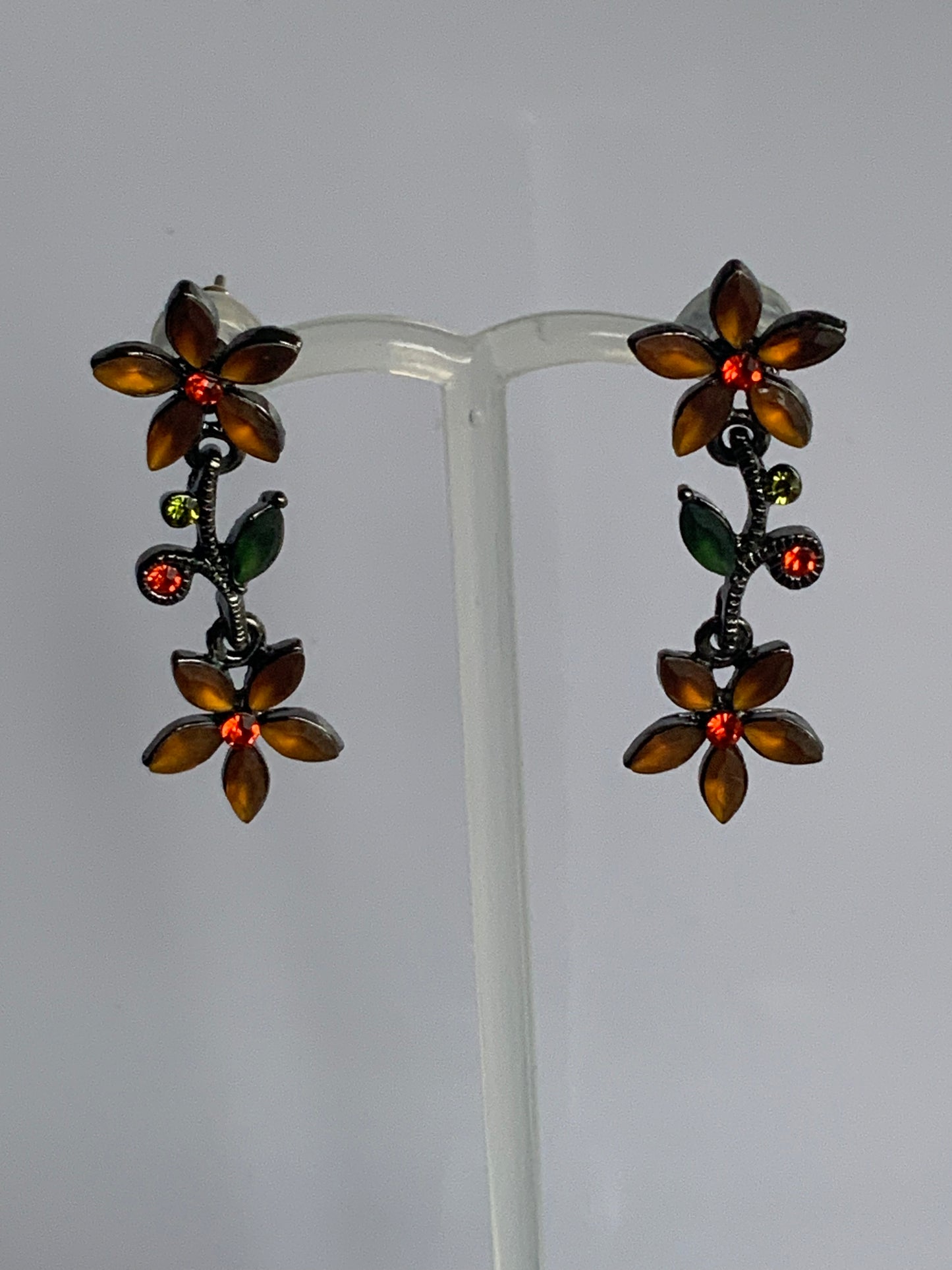 Vintage-Look Boho Floral Dangle Earrings Pierced Orange & Red lovely detailed