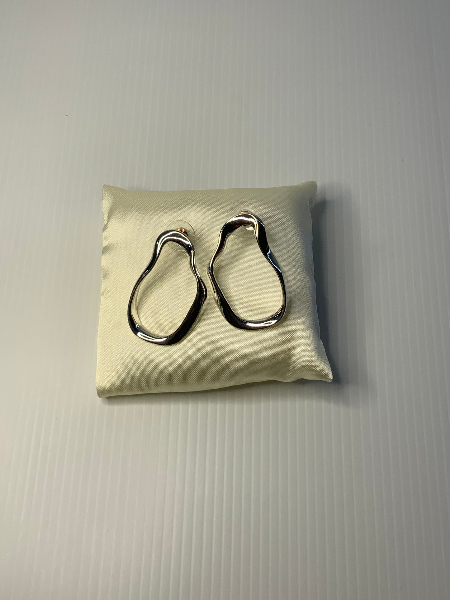 Wave Look Oval Shiny Silver Plate Pierced Earrings
